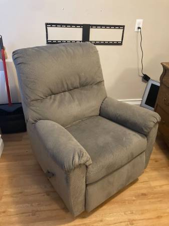 Excellent condition recliner -- won't fit in moving van 1
