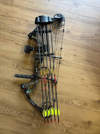 Bear Cruzer G2 Compound Bow 1