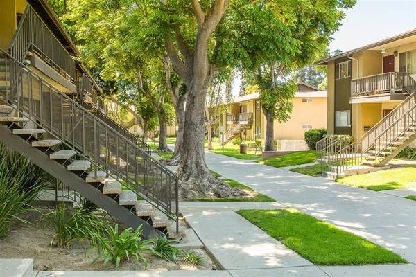 $2,830 / 2br - 885ft2 - Gabinetes blancos en cocinas y baños, Estufa/horno de gas (Ventura)63668287426433122