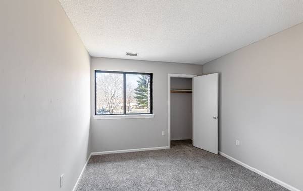 $2,245 / 2br - 1050ft2 - Central Air Conditioning, Clubhouse, Pet Stations (1 Old Canal Way, Simsbury, CT)63989075830531122
