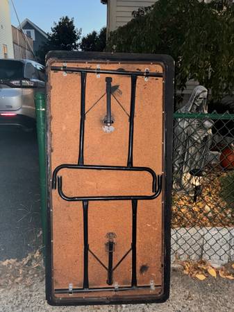 CURB ALERT: 6’ folding table 1