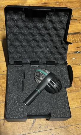 AKG D112 Large Diagram Kick Drum Mic 1