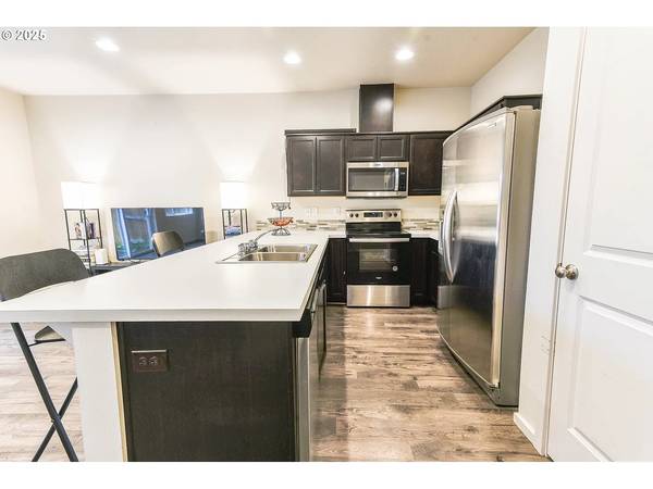 $2,300 / 3br - 1352ft2 - 3 bedroom/ 2 1/2 bath town home for rent (vancouver)63776937688577122