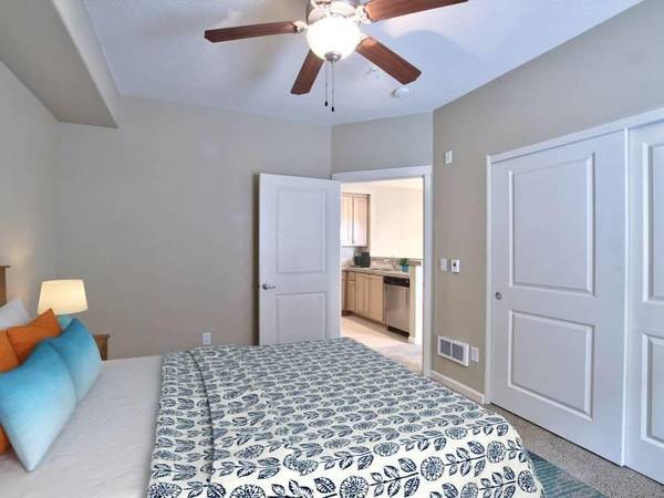 $1,525 / 1br - 762ft2 - Garage Parking Available, Fireplace, Stainless Steel Appliances63831771218433124