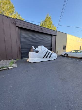 $1,000 / 200ft2 - Espacio para Carrito de Comida en Alquiler, Todos los Servicios Incluidos, Ubicación Segura (SE Portland)63820883239043124