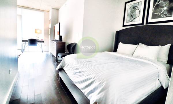 $2,025 / 1br - River North Modern Convertible/1 Bedroom w/ in unit w&d (River North)63959878969346123