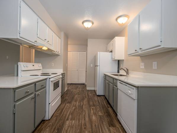 $1,350 / 2br - 800ft2 - 24/7 Maintenance, Assigned Parking, Pet Friendly (805 NE Kane Dr, Gresham, OR)63831771961089121
