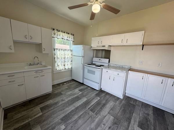 Spacious & Freshly Updated 1-Bedroom Apartment in Villa Grove – Availa 1