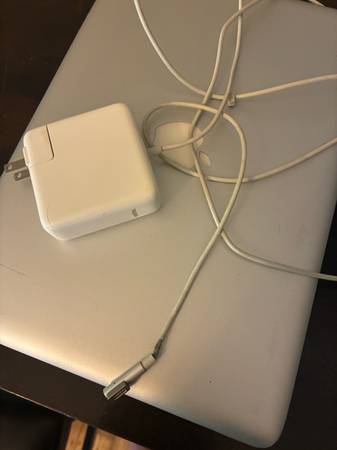 2011 Apple MacBook Pro 13” – Intel i5 – Includes Charger 1