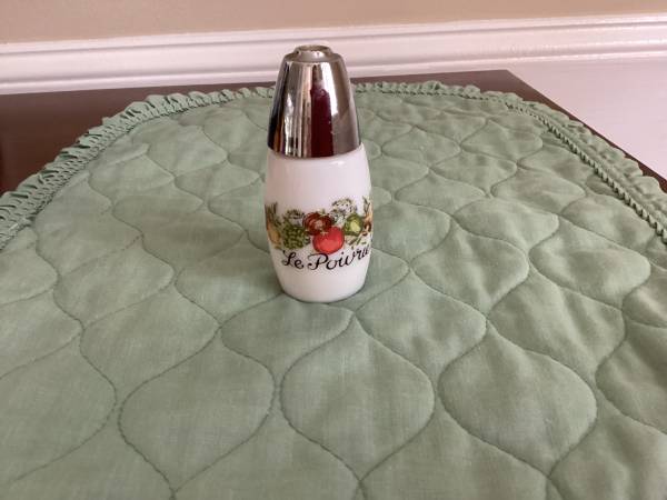 Vintage spice of life peppers shaker shaker 1
