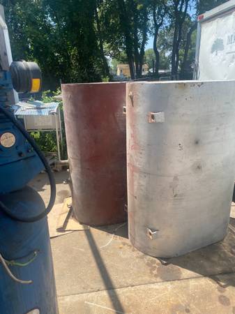 Oil tanks 275gallons   legs working gages clean inside no rist 1