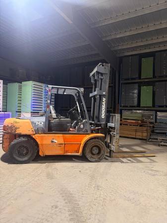 2011 Doosan 15,500 lbs capacity forklift 1