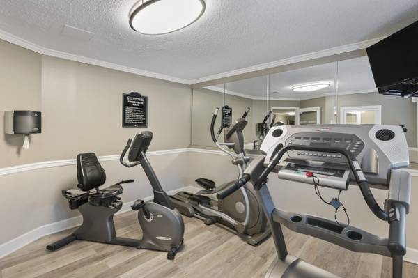 $1,810 / 1br - 850ft2 - Spacious Rooms, Large Walk-In Closets, ½ Mile to 49563779464791683124