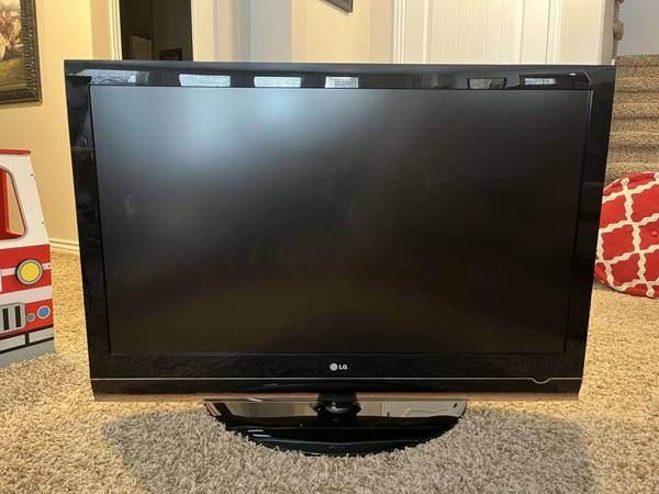 47" LG HDTV w/REMOTE NOT SMART 1