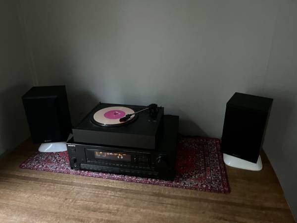 Complete stereo setup Sony Receiver, Advent Speakers, turntable 1