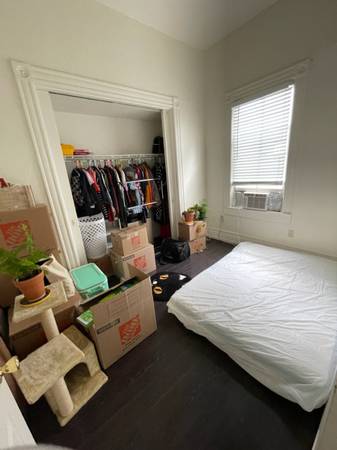 $900 Middle Bedroom in a 3-BR/2-BA (Downtown)64043668041986121