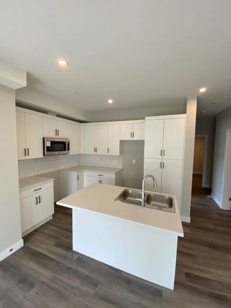 2 Bed, 2 Bath + Den Top Corner Unit Apartment - Available July 1 1
