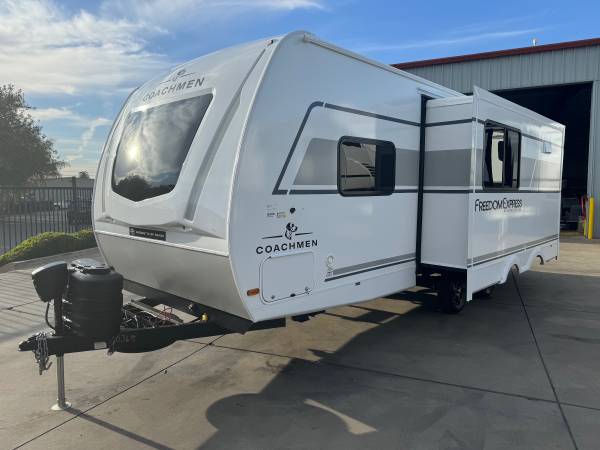 CLEARANCE! 2025 FREEDOM EXPRESS 22MLS***LOADED COUPLES COACH!!** 1