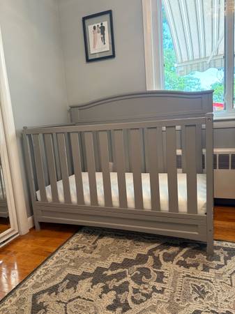 Delta baby crib w/mattress 1