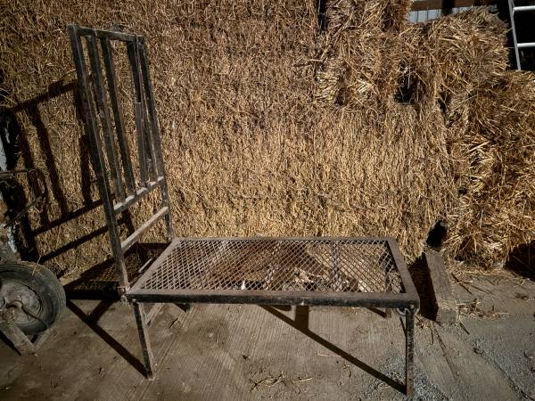 Foldable/Portable Goat Milk Stantion 1