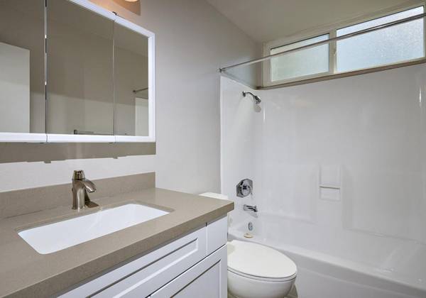 $2,200 / 1br - Internet de Alta Velocidad, Mascotas Permitidas - 1 Dormitorio 1 Baño Cerca del Océano (Oceanside)63845975598595121