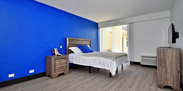 Easy freeway access, Sparkling Pool, Kitchenettes 1