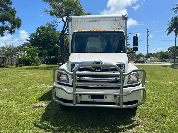 2020 Hino 268 - Photo 2