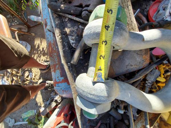 Anchor shackle 3 inch WD between eyes. Green bolt 1