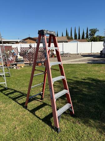 6  Ft   Stepladder. Fiberglass / Aluminum 1