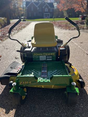 John Deere Z335 E Zero Turn Mower - 42-inch Deck 1