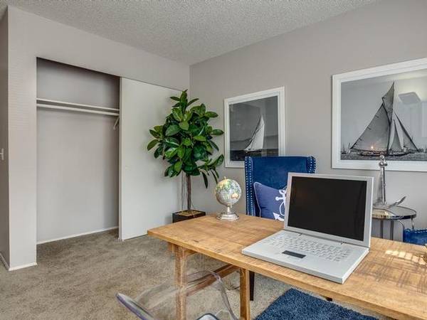 $2,284 / 2br - 1012ft2 - Thermal-paned windows, Over-sized patio or balcony (Crossroads Bellevue)63850637843587121