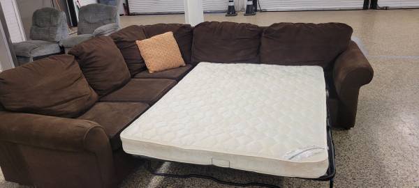 Pull out Sectional (I CAN DELIVER) 1