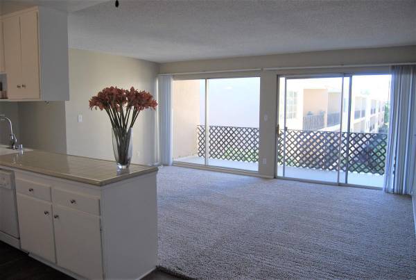 $2,075 / 1br - 840ft2 - Ample cabinetry and storage, Rent-controlled building (Chatsworth Ca located in the North, West side of the SF)63800279903745121
