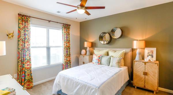 $1,569 / 1br - 822ft2 - 1 bedroom with a sunroom plus 8 weeks free rent! (Asheville)64029208753539124