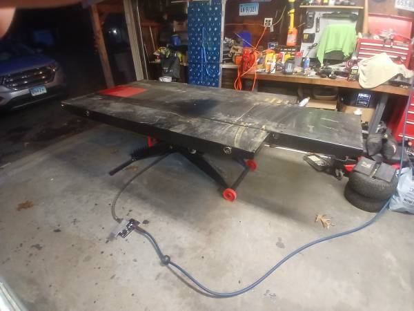 Motorcycle lift table. 1