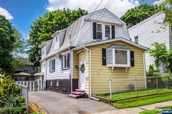 Come home, kick off your shoes Home in Clifton. 3 Beds, 1 Baths 1