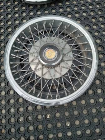 Two 13" original wire hubcaps ford mustang ii, pinto, bobcat 1