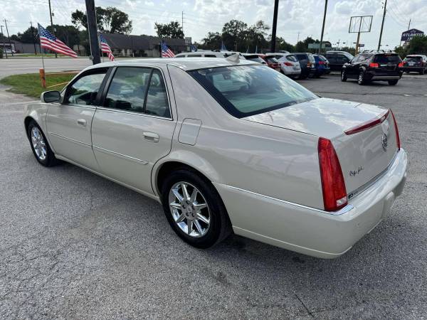 CADILLAC DTS 2011 - 110K MILLAS, CUERO, TECHO SOLAR, ASIENTOS CALEFACCIONADOS, PAGO EN EFECTIVO - $4.395 (West Mount Houston)63617036267267124