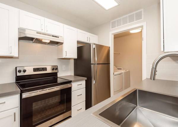 $1,611 / 2br - 828ft2 - ¡Calienta tu nuevo hogar con una chimenea de leña! (2700 w powell blvd)63831608756483120