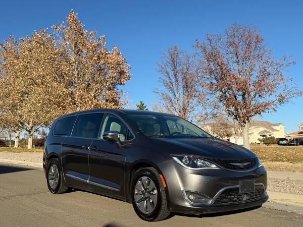 2017 Chrysler Pacifica plug-in hybrid 1
