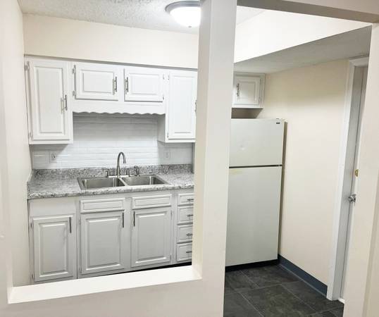 $825 / 364ft2 - Castle Court 16 - Studio apartment (Midtown) (Midtown)63681695855747120