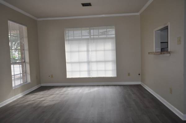 $1015.00 / 2br - 1000ft2 - Excellent Location..  Johnston Street/Doucet Area!63857516544771122
