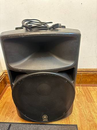 Yamaha MS400 15inch Powered Speaker 1