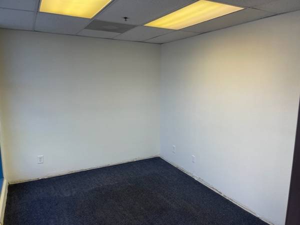 $4,818 / 3300ft2 - INDUSTRIAL WAREHOUSE SPACE FOR LEASE! (38436 INNOVATION CT. #102)63775521534977122