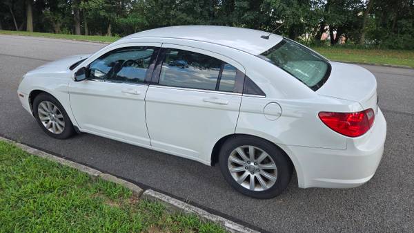 2010 Chrysler Sebring 1