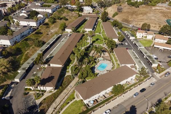 $1,825 / 1br - 740ft2 - Live the Beach Lifestyle in this Charming 1 Bedroom with Pool & Parkin (Oceanside)63819410423169123