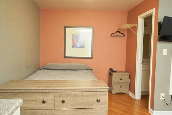 Flat Screen TVs, Free Parking, Free Premium Cable TV 1