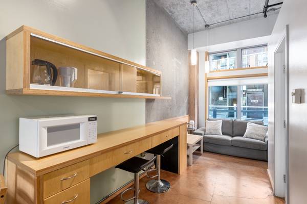 A 700 ft² three-bedroom in Kitsilano, asking $3,200 a month. The listing mentions 3rd floor. It leaves 4 obvious questions unanswered, starting with: are pets allowed?