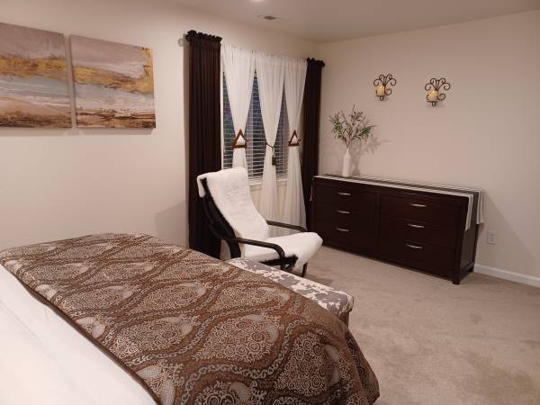 $1,100 / 2br - Todo incluido - Suite amueblada privada en nivel inferior (Powers/Stetson Hills)63686746220163121