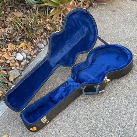Hardshell guitar case for small bodied arch top guitar 1